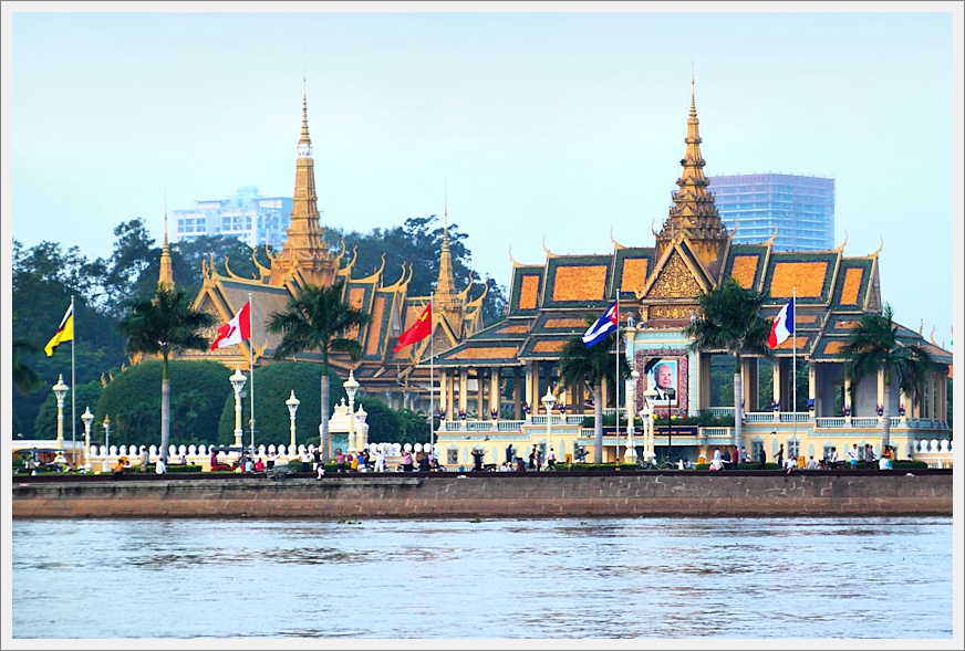 MekongCruise_Cambodia_PhnomP_7313_m