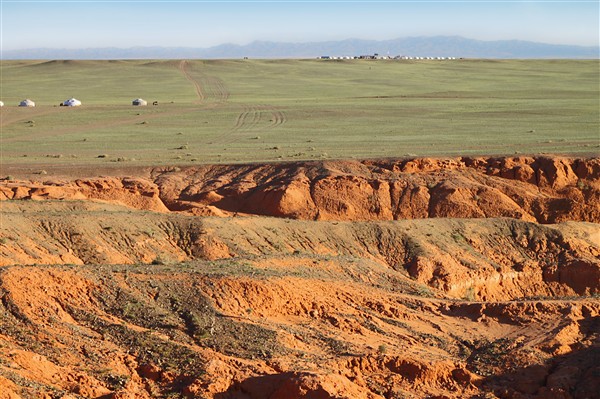 Mongolia_S_Gobi_FlamingCliffs_2638_m_600.jpg