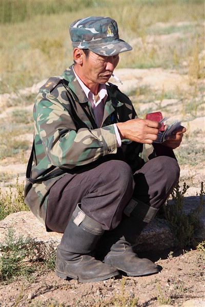 Mongolia_MiddleGobi_Guard_2335_m_600.jpg