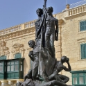 Malta_2229_Valletta_7 Ta Gunju_Monument commemorating four Maltese protesters shot by British troops during riots of 1919_m