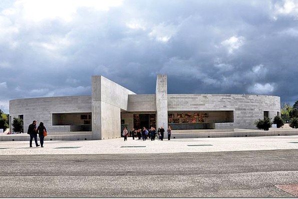 The Basilica of the Holy Trinity (Fátima) was built in 1953 at the other end of the courtyard to cater for larger congregations [Photo by János Korom Dr. from Wien, Austria]