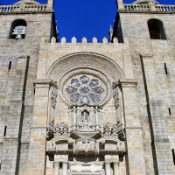 The Sé or Cathedral of Porto is situated on a large square (Terreiro da Sé). It was built in the Romanesque style as a church and fortress in the 12th and 13th centuries, after which it underwent many modifications. The cathedral overlooks the old town of Porto.